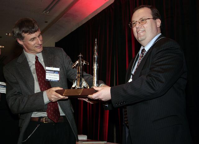 Steven Squyres accepts the Werner Von Braun Memorial Award from Kirby Ikin at the International Space Development Conference  