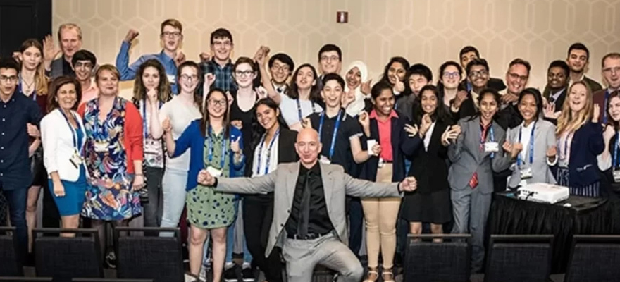Jeff Bezos with Space Settlement Contest students at the 2018 International Space Development Conference
